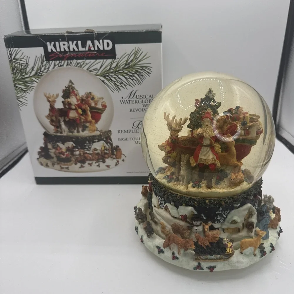 Kirkland‎ Santa Musical Waterglobe With Revolving Base  150mm Diameter